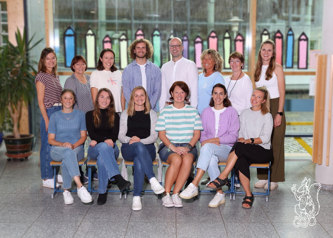 Gruppenfoto des Kollegiums der Grundschule Ohlstadt in der Pausenhalle